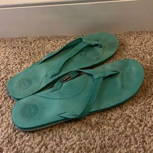 Ugg flip flops